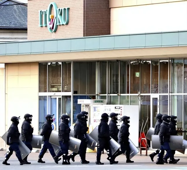 ▲警察进入超市抓熊